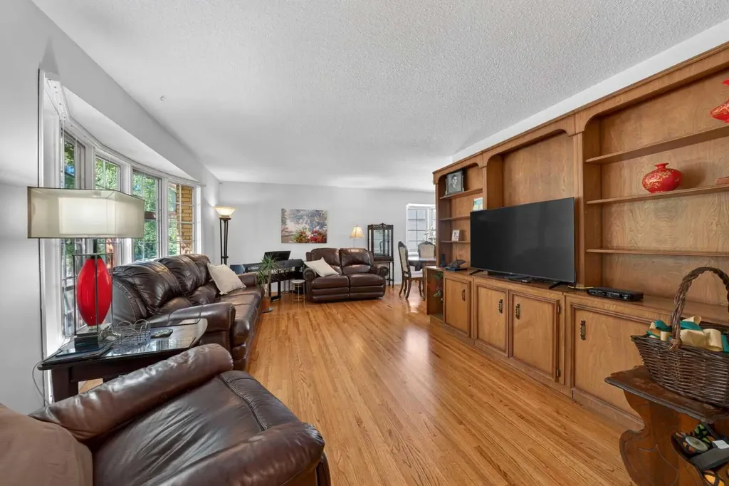 740 Hunterston Crescent NW Calgary AB T2K 4N2