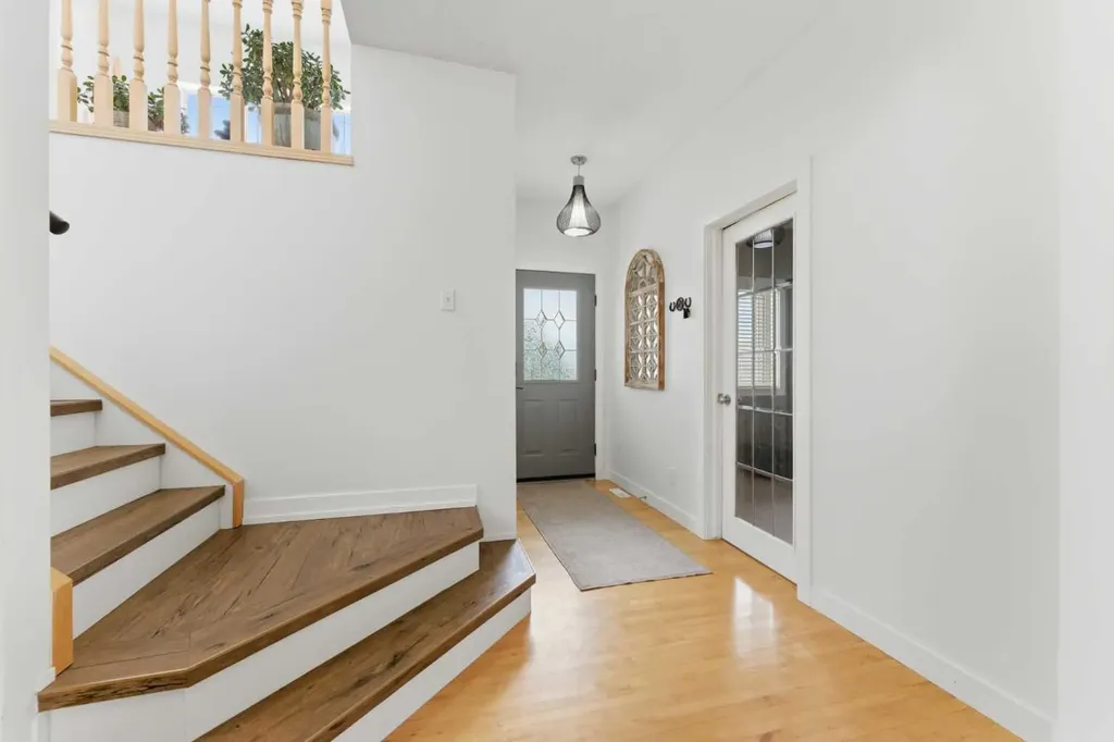 207 Gleneagles View Cochrane AB T4C2G5
