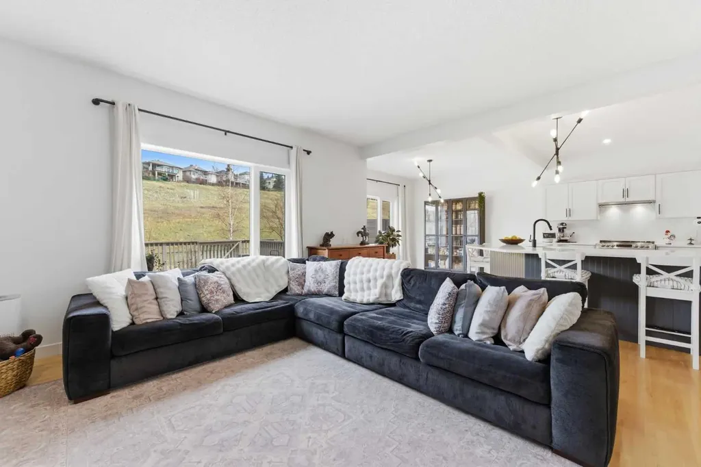 207 Gleneagles View Cochrane AB T4C2G5