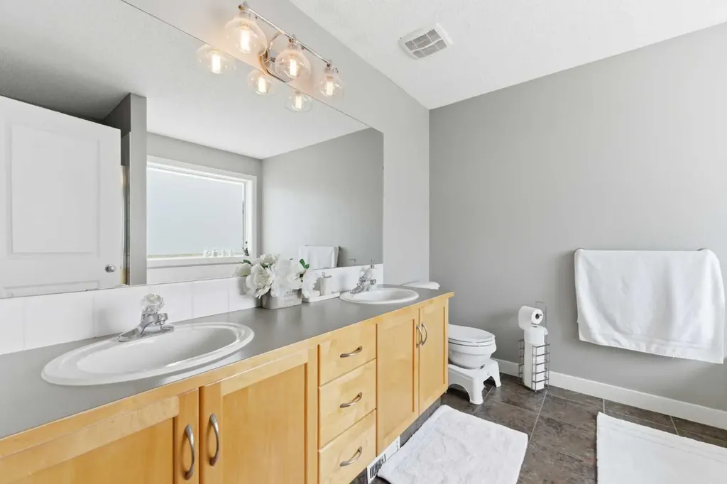 207 Gleneagles View Cochrane AB T4C2G5