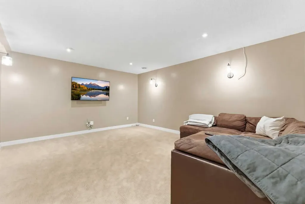 207 Gleneagles View Cochrane AB T4C2G5