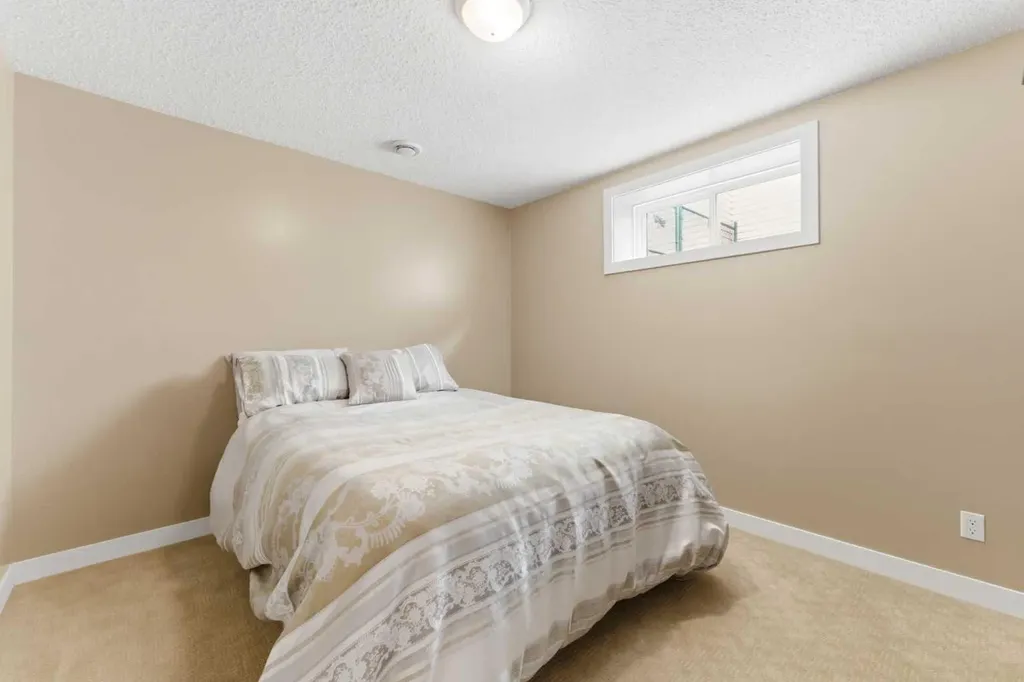 207 Gleneagles View Cochrane AB T4C2G5