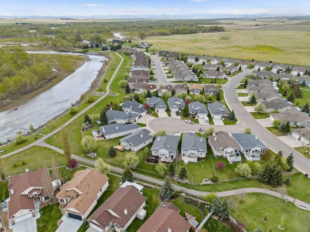 310 Riverside Garden NW High River AB T1V 1Y9