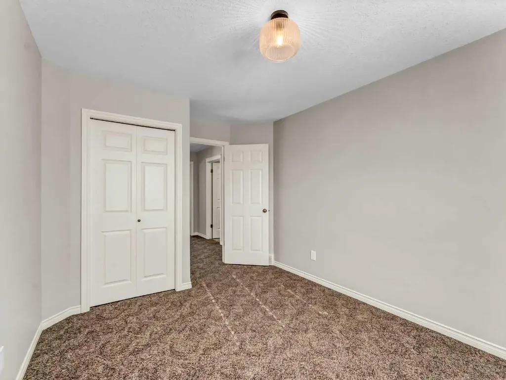 36 Sunset Road SW Medicine Hat AB T1B4T4