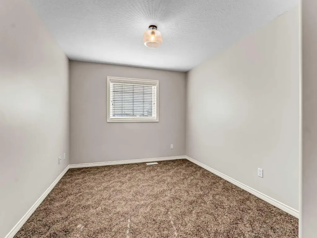 36 Sunset Road SW Medicine Hat AB T1B4T4
