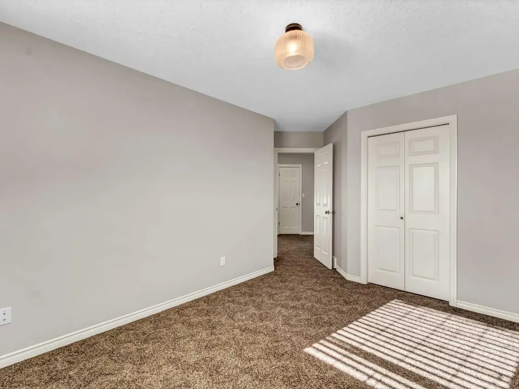 36 Sunset Road SW Medicine Hat AB T1B4T4