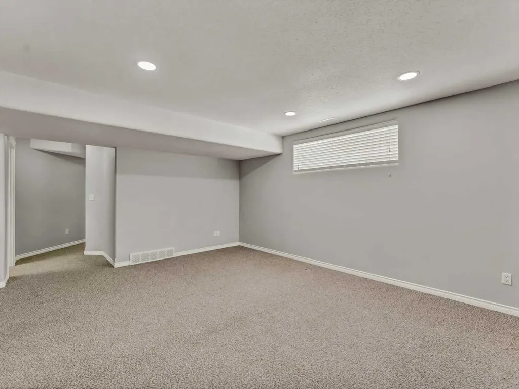 36 Sunset Road SW Medicine Hat AB T1B4T4