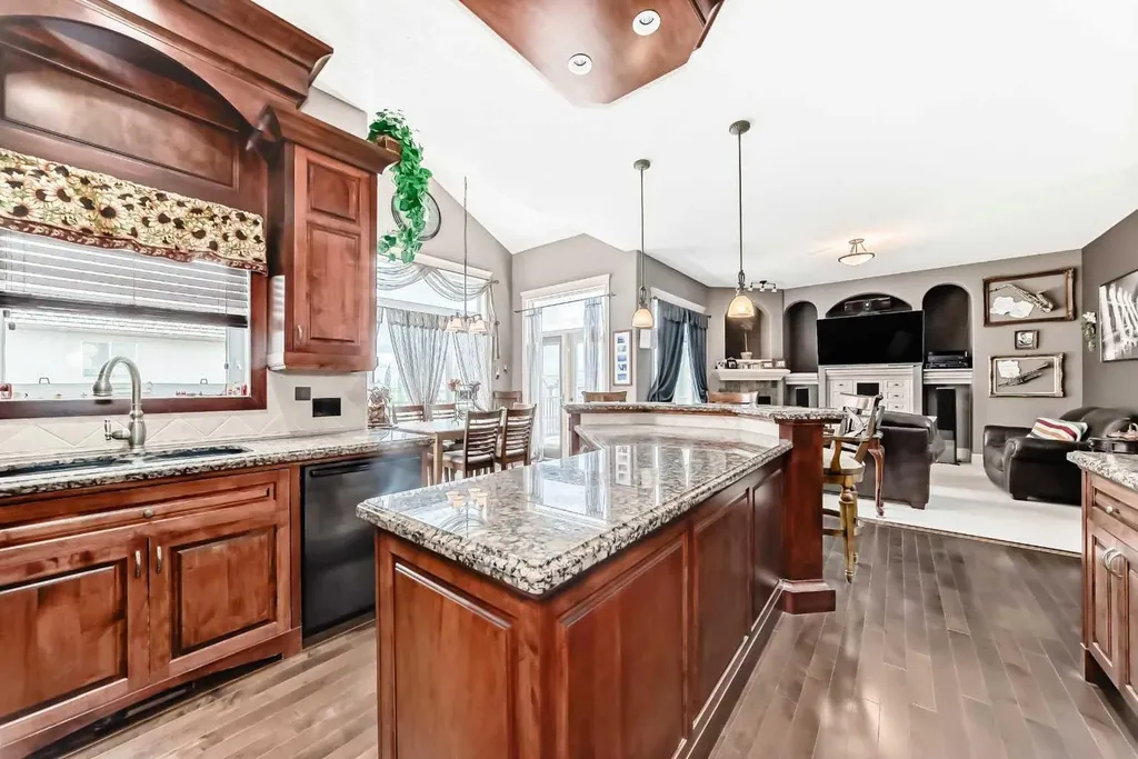 18 Royal Ridge Link NW Calgary AB T3G 5Z3
