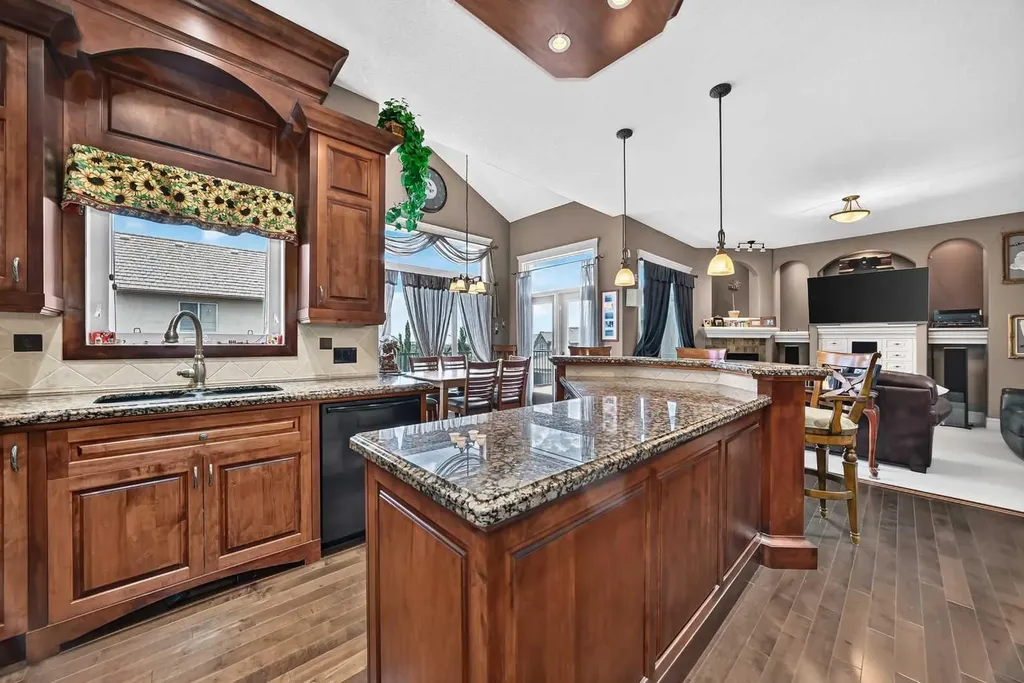 18 Royal Ridge Link NW Calgary AB T3G 5Z3