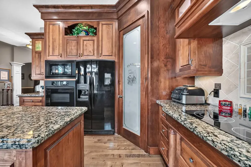 18 Royal Ridge Link NW Calgary AB T3G 5Z3