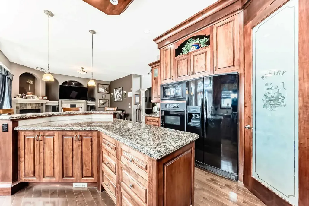 18 Royal Ridge Link NW Calgary AB T3G 5Z3