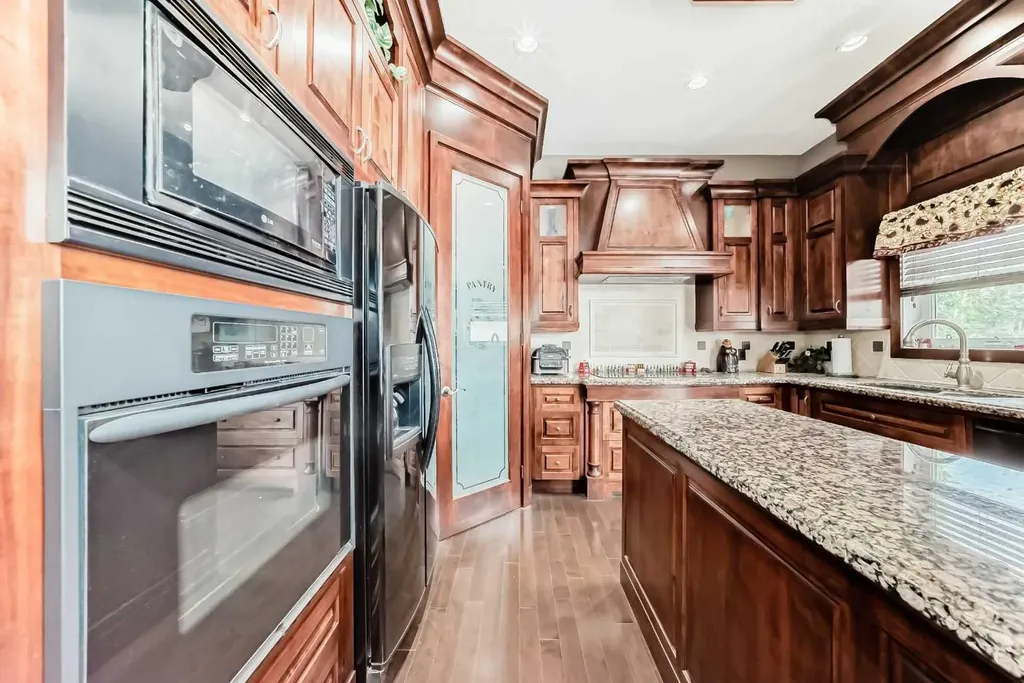 18 Royal Ridge Link NW Calgary AB T3G 5Z3