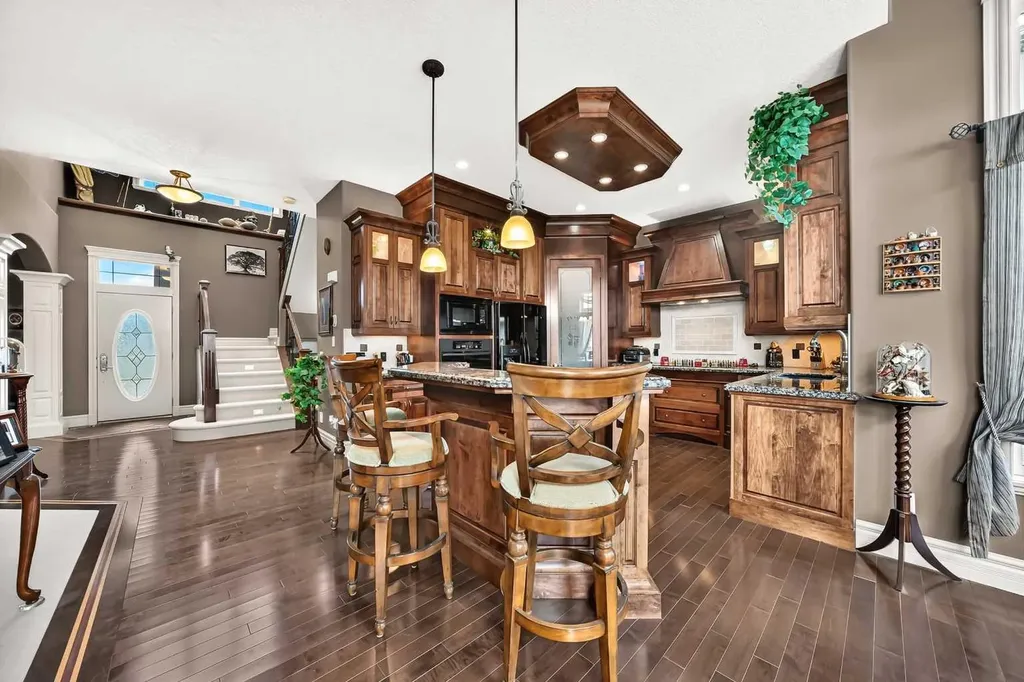 18 Royal Ridge Link NW Calgary AB T3G 5Z3