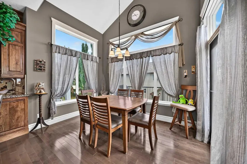 18 Royal Ridge Link NW Calgary AB T3G 5Z3