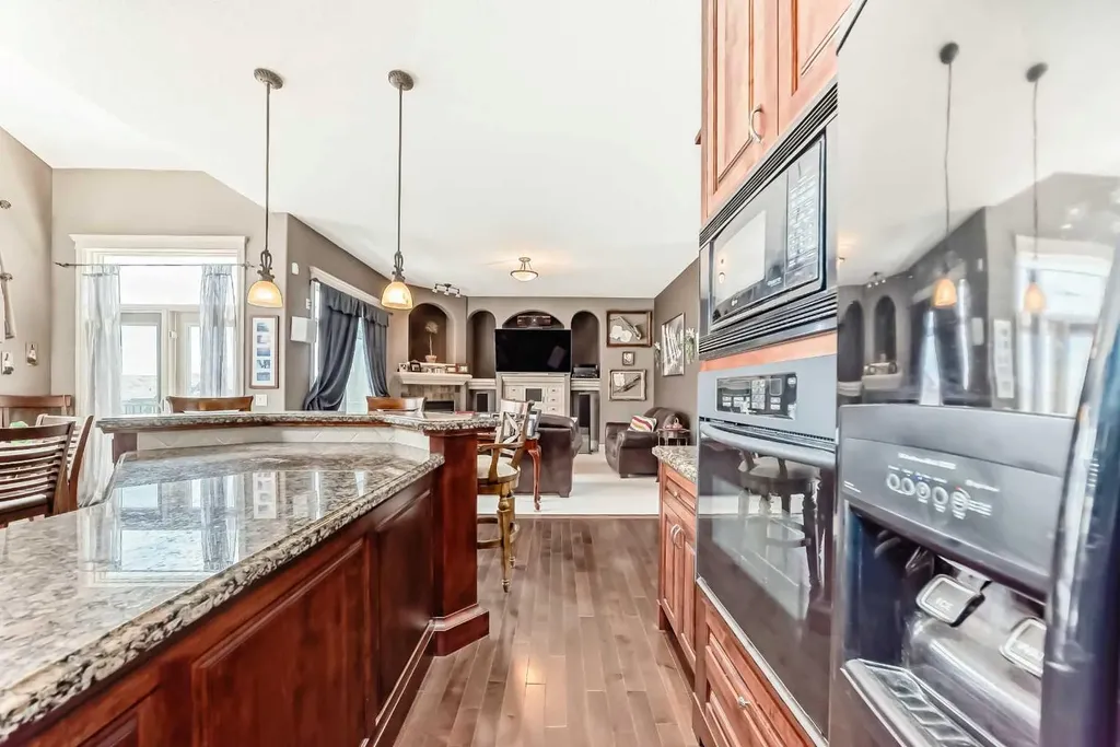 18 Royal Ridge Link NW Calgary AB T3G 5Z3