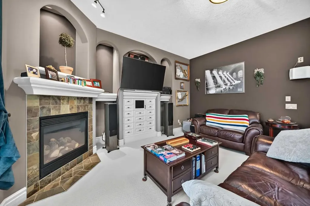 18 Royal Ridge Link NW Calgary AB T3G 5Z3
