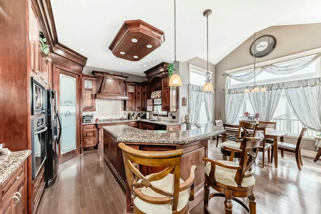 18 Royal Ridge Link NW Calgary AB T3G 5Z3