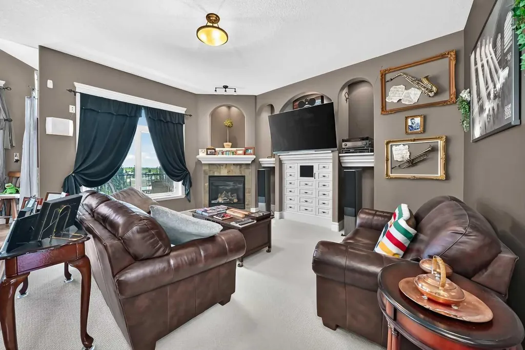 18 Royal Ridge Link NW Calgary AB T3G 5Z3