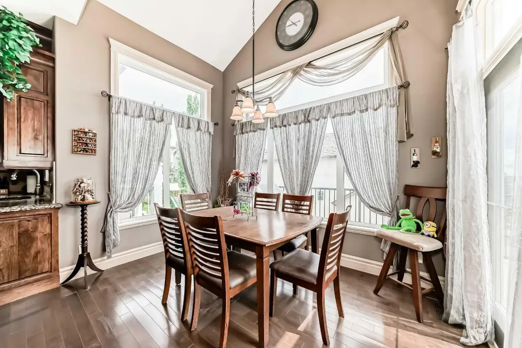 18 Royal Ridge Link NW Calgary AB T3G 5Z3