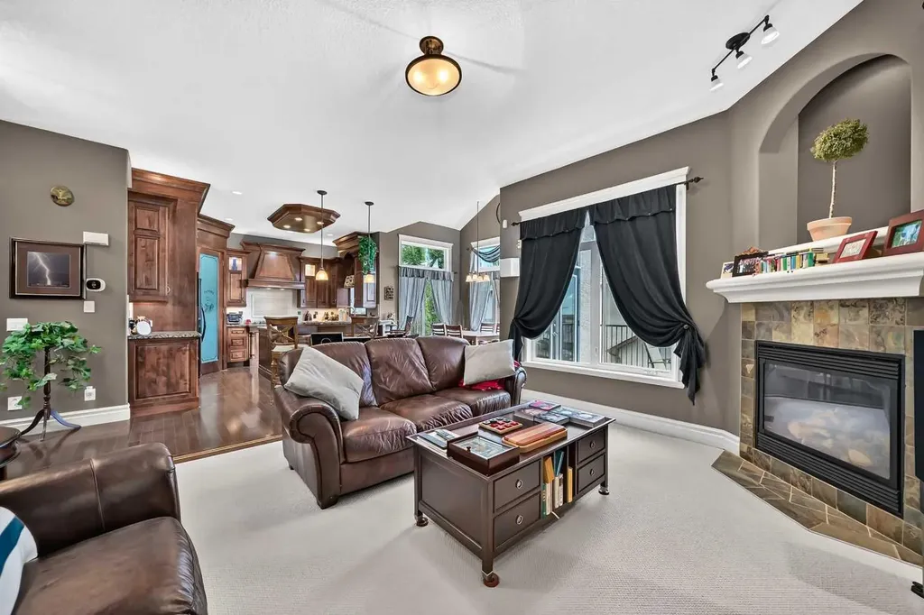 18 Royal Ridge Link NW Calgary AB T3G 5Z3