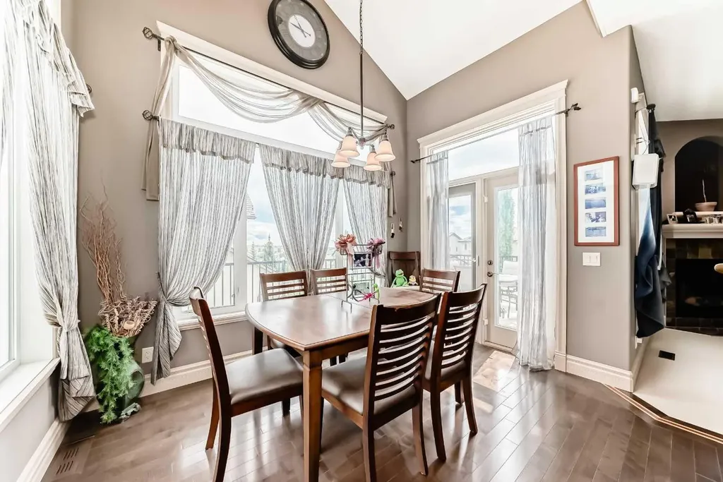 18 Royal Ridge Link NW Calgary AB T3G 5Z3