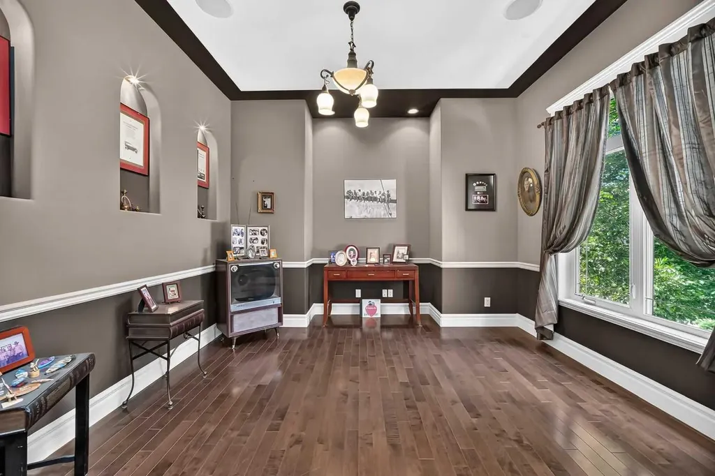 18 Royal Ridge Link NW Calgary AB T3G 5Z3
