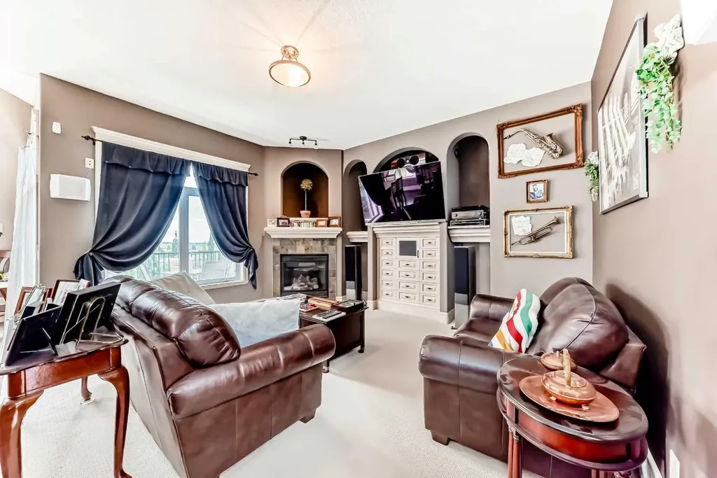 18 Royal Ridge Link NW Calgary AB T3G 5Z3