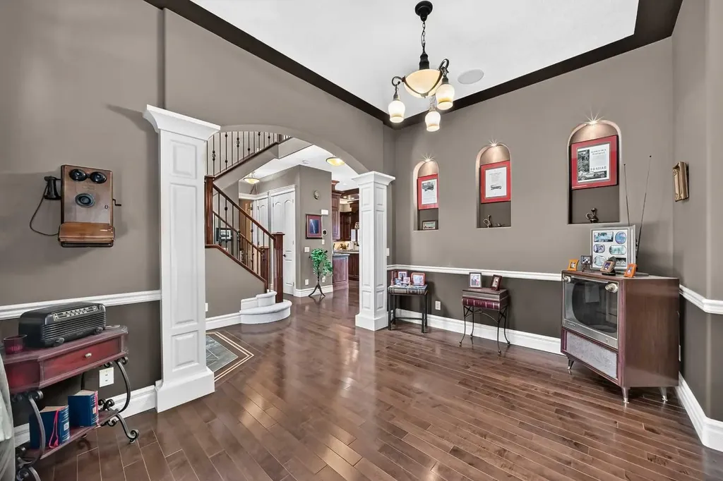 18 Royal Ridge Link NW Calgary AB T3G 5Z3