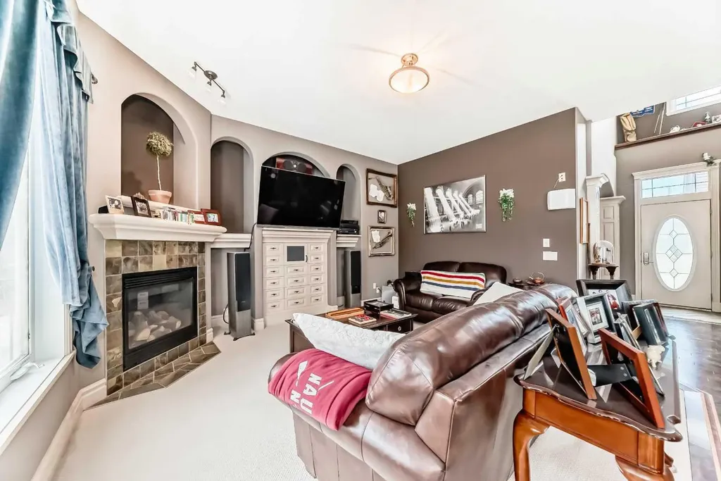 18 Royal Ridge Link NW Calgary AB T3G 5Z3