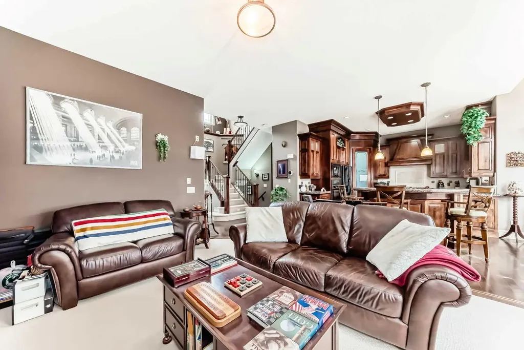 18 Royal Ridge Link NW Calgary AB T3G 5Z3