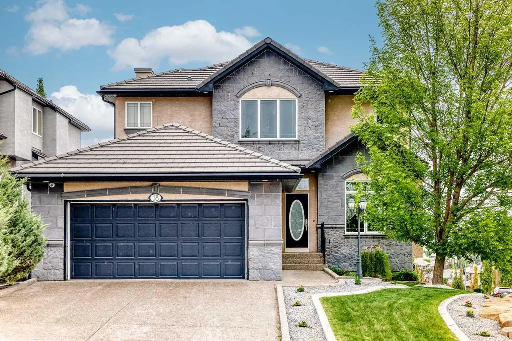 18 Royal Ridge Link NW Calgary AB T3G 5Z3