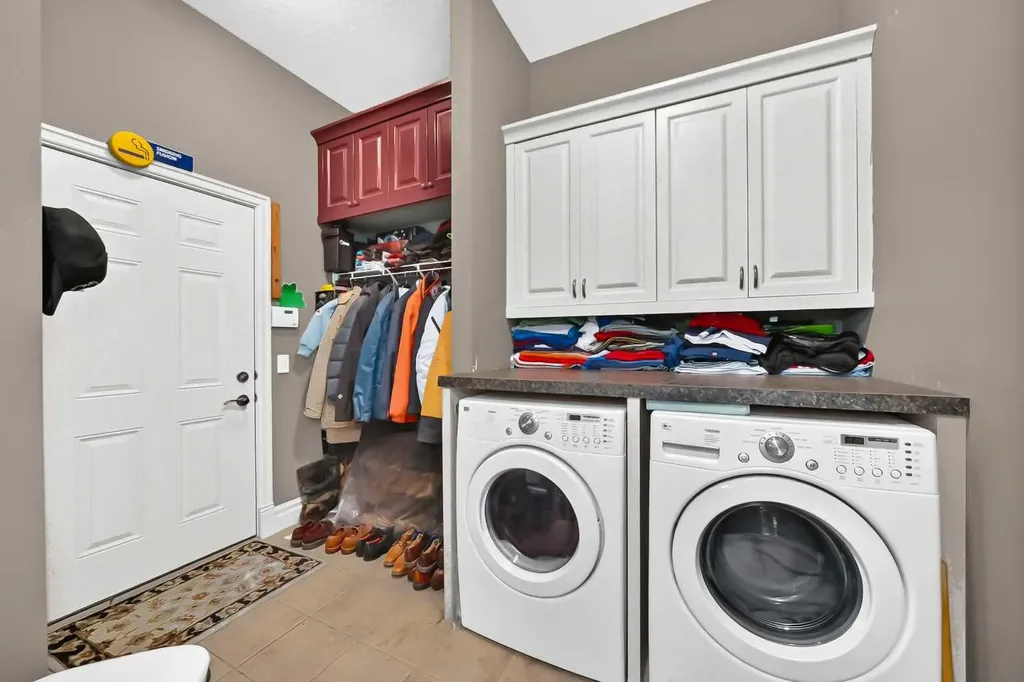 18 Royal Ridge Link NW Calgary AB T3G 5Z3