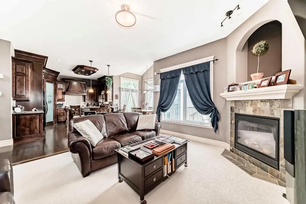 18 Royal Ridge Link NW Calgary AB T3G 5Z3