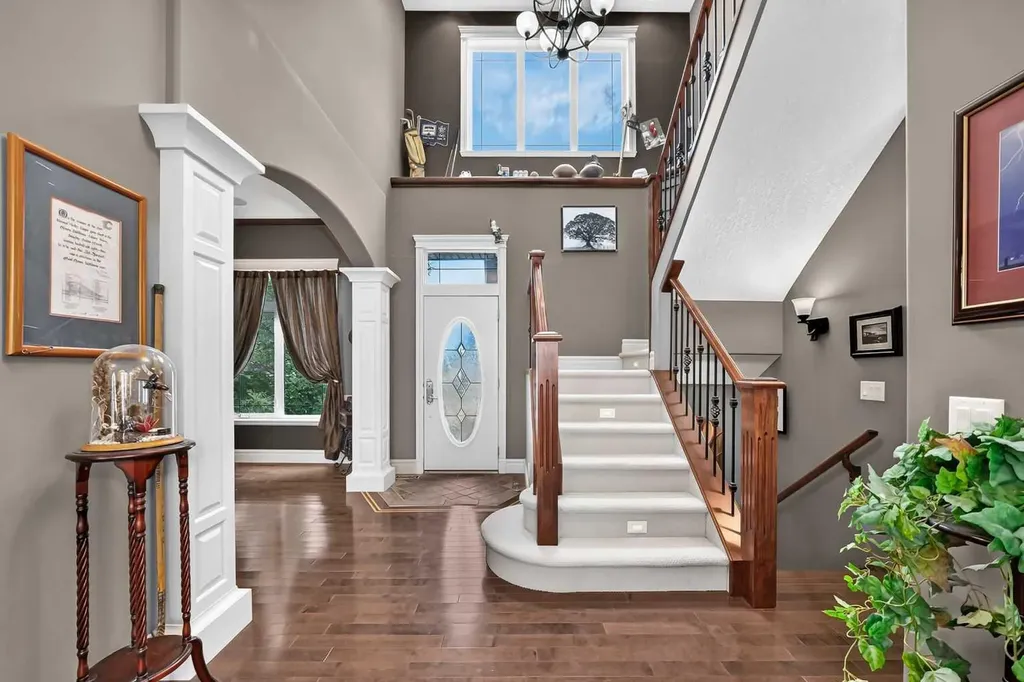18 Royal Ridge Link NW Calgary AB T3G 5Z3