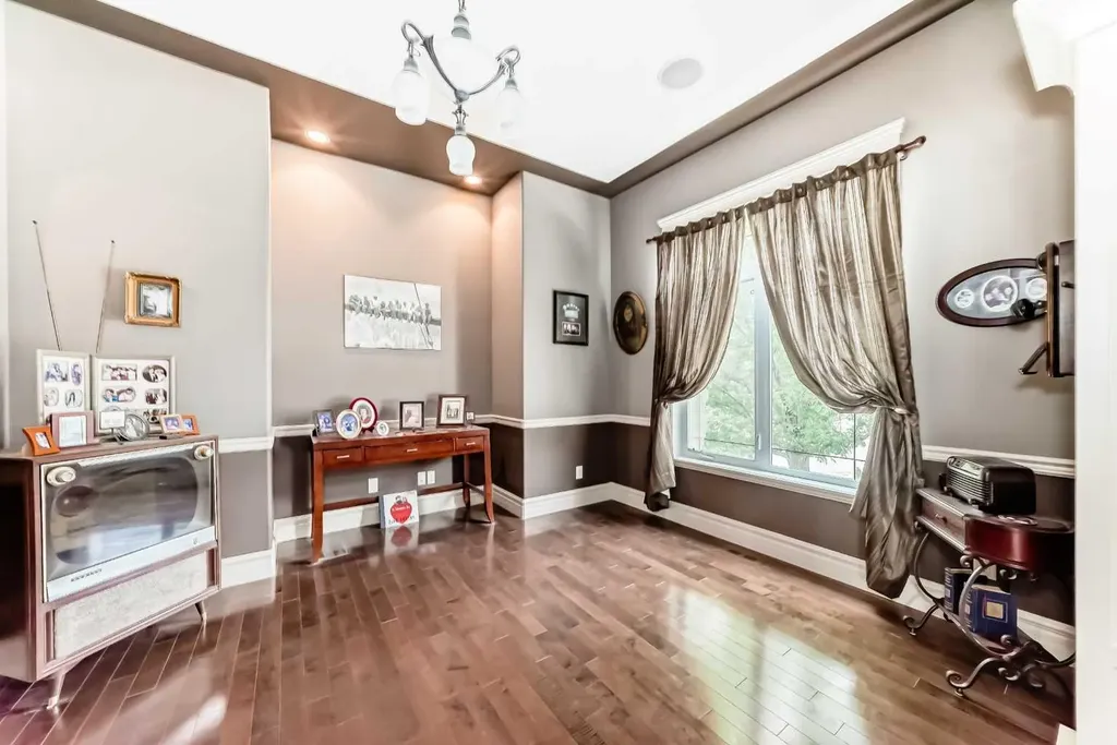 18 Royal Ridge Link NW Calgary AB T3G 5Z3