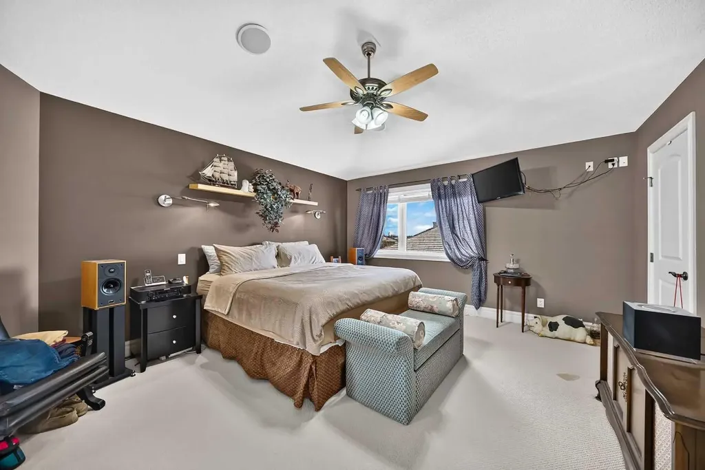 18 Royal Ridge Link NW Calgary AB T3G 5Z3