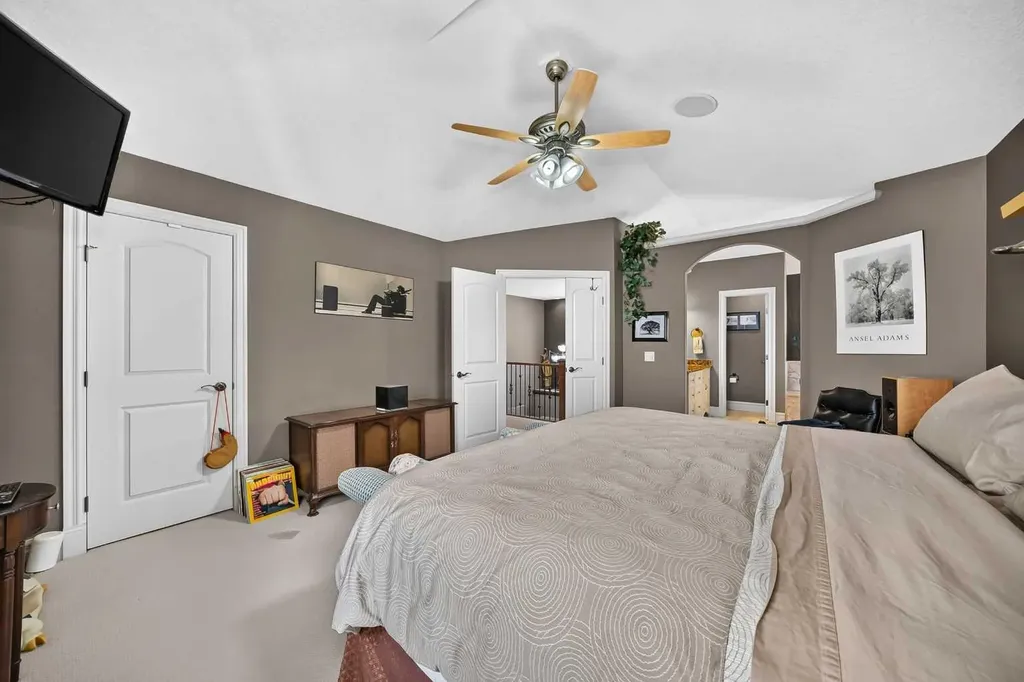 18 Royal Ridge Link NW Calgary AB T3G 5Z3