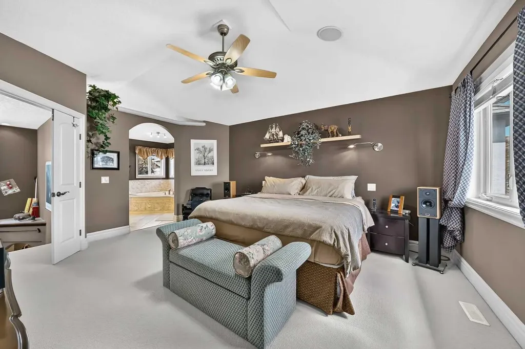 18 Royal Ridge Link NW Calgary AB T3G 5Z3