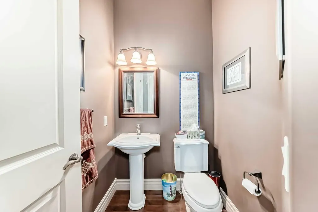18 Royal Ridge Link NW Calgary AB T3G 5Z3