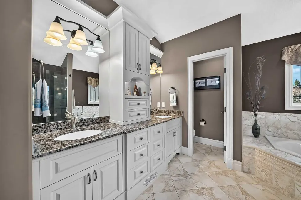 18 Royal Ridge Link NW Calgary AB T3G 5Z3