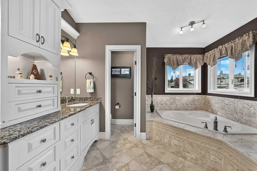 18 Royal Ridge Link NW Calgary AB T3G 5Z3