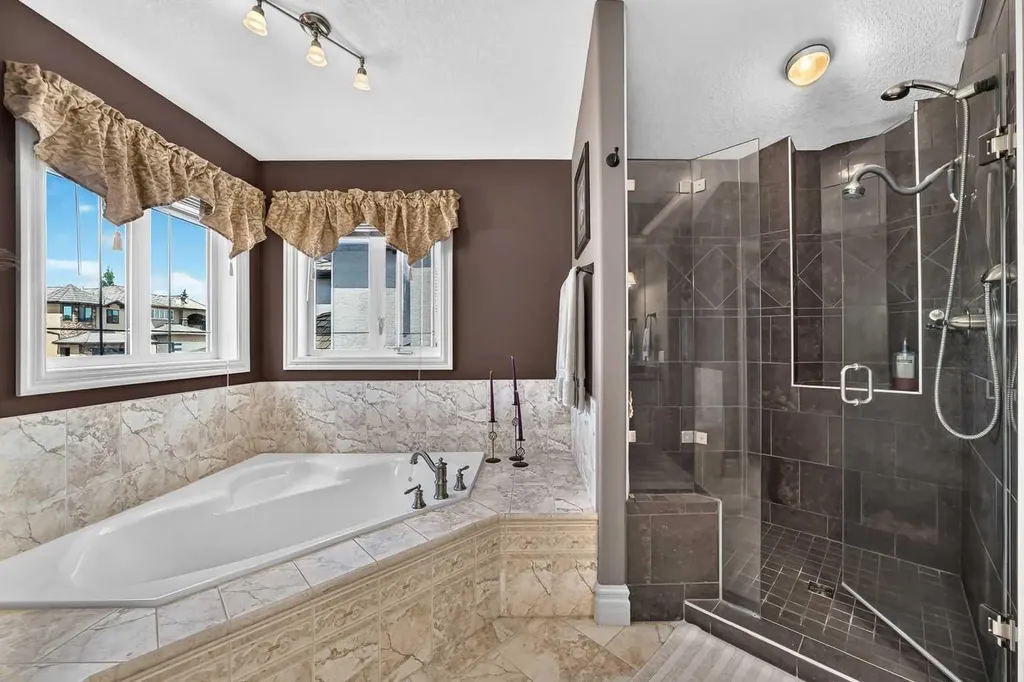 18 Royal Ridge Link NW Calgary AB T3G 5Z3