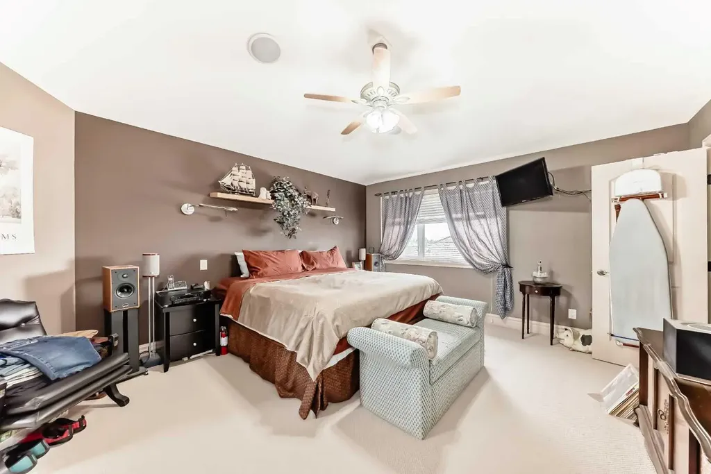 18 Royal Ridge Link NW Calgary AB T3G 5Z3
