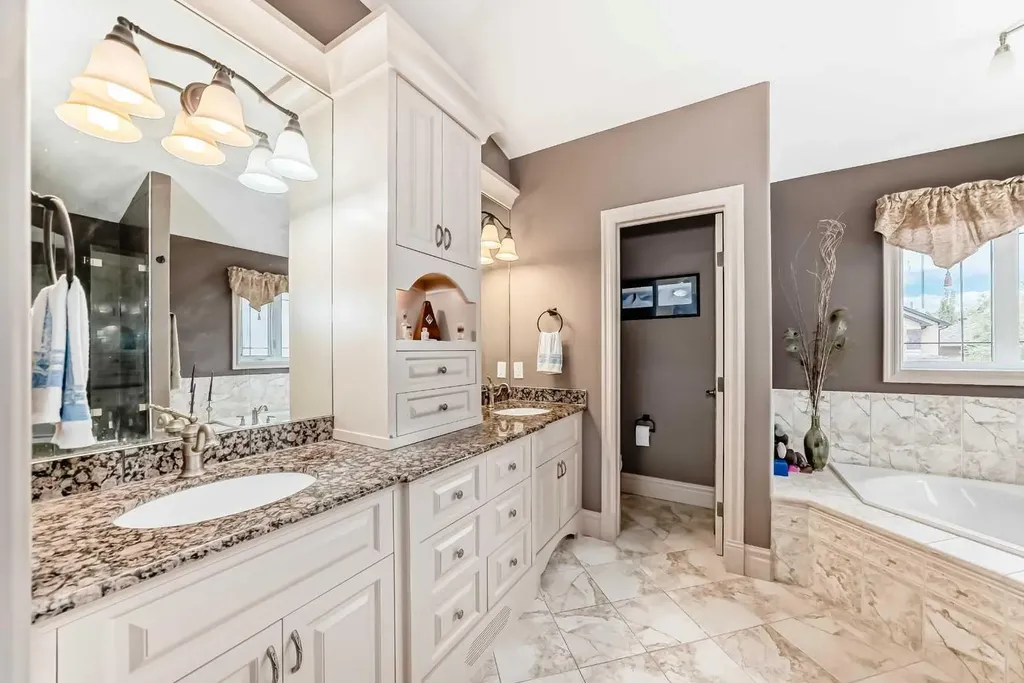 18 Royal Ridge Link NW Calgary AB T3G 5Z3