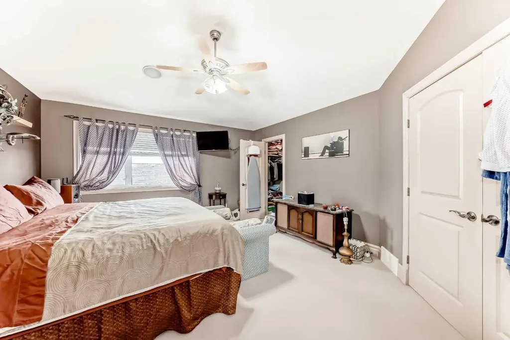 18 Royal Ridge Link NW Calgary AB T3G 5Z3
