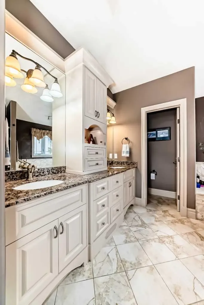 18 Royal Ridge Link NW Calgary AB T3G 5Z3