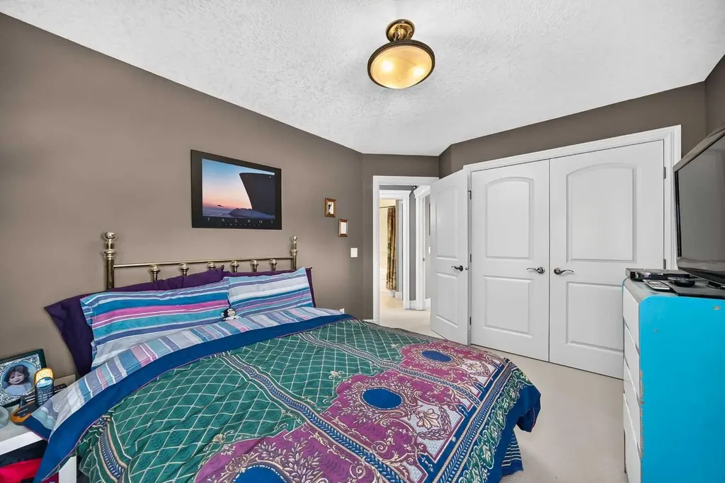 18 Royal Ridge Link NW Calgary AB T3G 5Z3