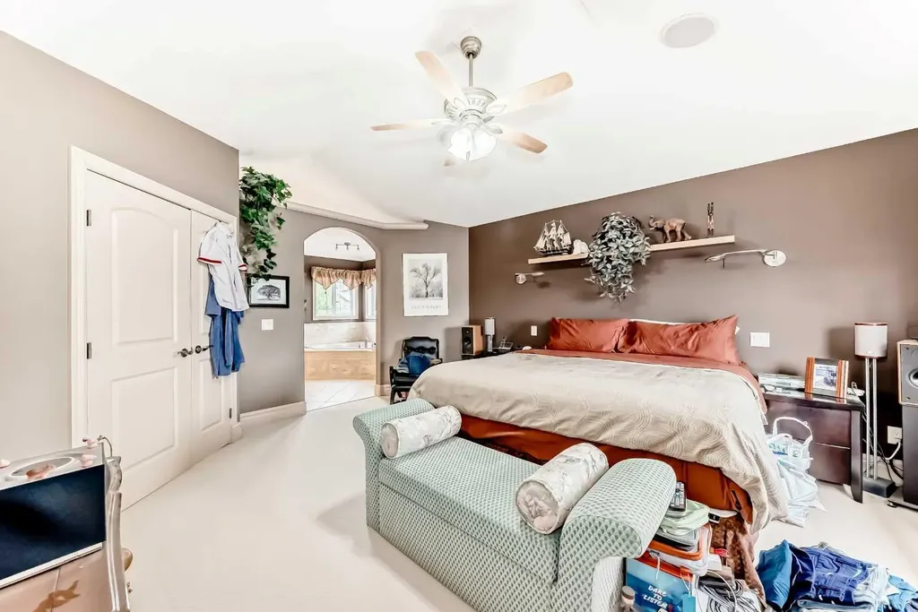 18 Royal Ridge Link NW Calgary AB T3G 5Z3
