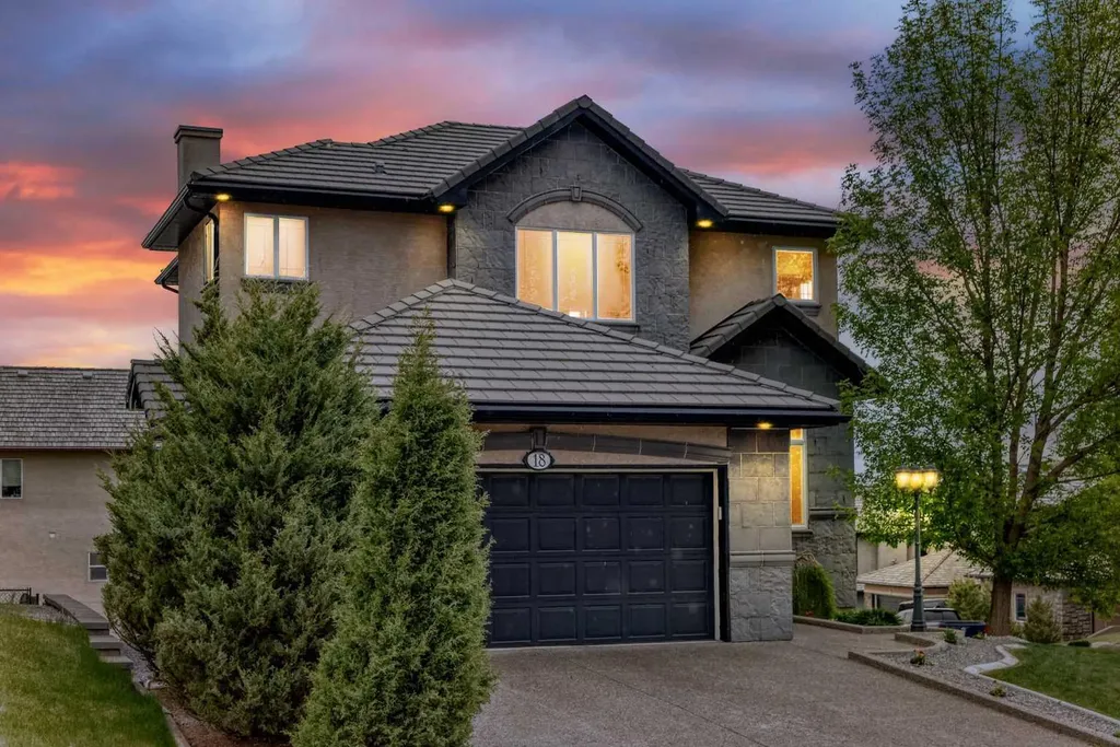 18 Royal Ridge Link NW Calgary AB T3G 5Z3