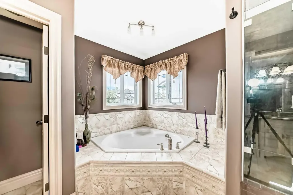 18 Royal Ridge Link NW Calgary AB T3G 5Z3
